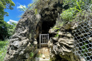 山下町に日本最古の化石人骨（山下洞人）が見つかった遺跡があるってよ〜！『山下町第一洞穴遺跡公園』｜那覇市山下町