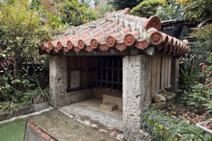琉球王国時代から大切にされてきた小禄地域のヒヌカン『小禄里主所火神（オロクサトヌシドゥクルヒヌカン）』｜那覇市小禄