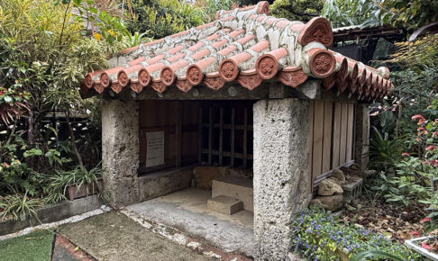 琉球王国時代から大切にされてきた小禄地域のヒヌカン『小禄里主所火神（オロクサトヌシドゥクルヒヌカン）』｜那覇市小禄