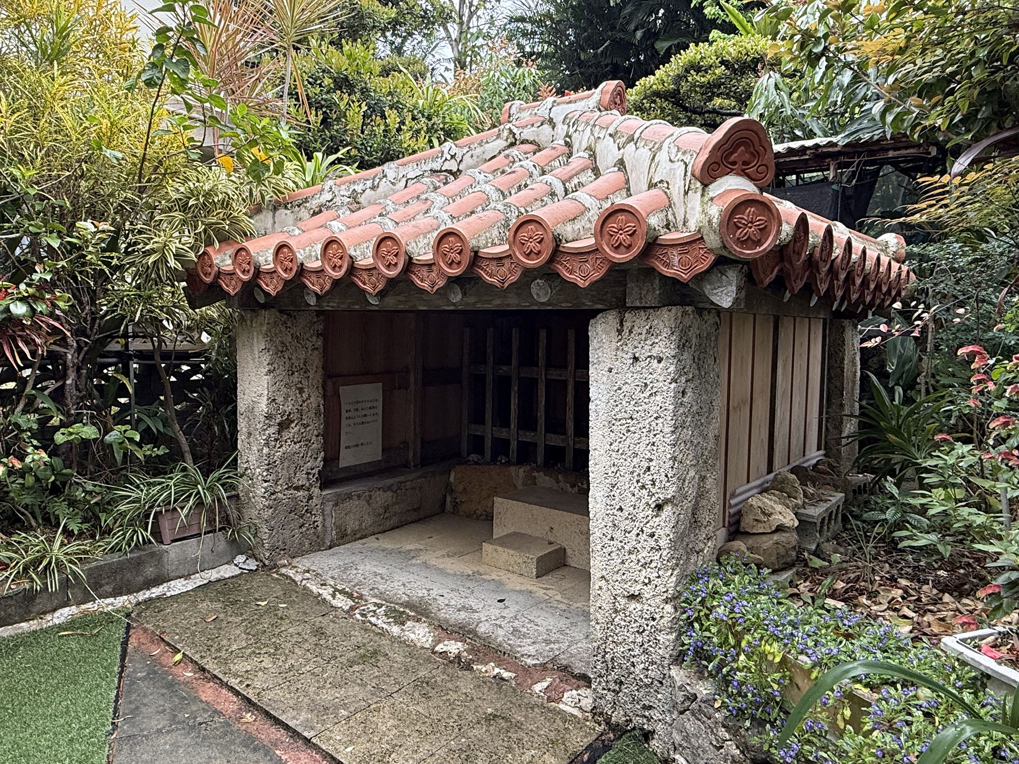 琉球王国時代から大切にされてきた小禄地域のヒヌカン『小禄里主所火神（オロクサトヌシドゥクルヒヌカン）』｜那覇市小禄