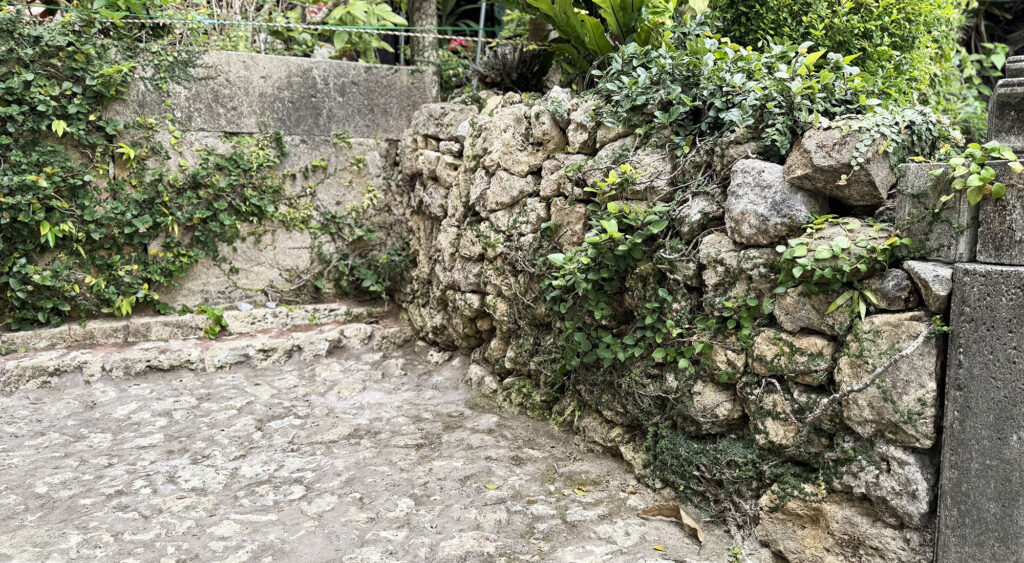 琉球王国時代から大切にされてきた小禄地域のヒヌカン『小禄里主所火神(オロクサトヌシドゥクルヒヌカン)』|那覇市小禄
