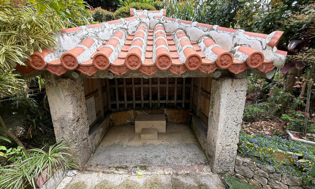 琉球王国時代から大切にされてきた小禄地域のヒヌカン『小禄里主所火神(オロクサトヌシドゥクルヒヌカン)』|那覇市小禄