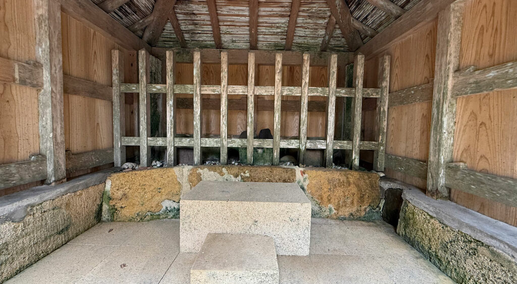 琉球王国時代から大切にされてきた小禄地域のヒヌカン『小禄里主所火神(オロクサトヌシドゥクルヒヌカン)』|那覇市小禄