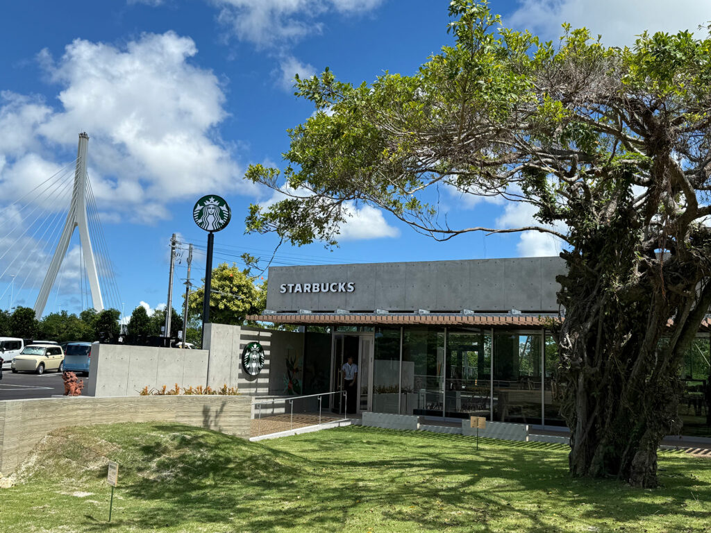 沖縄県内初の公園内店舗『スターバックス コーヒー 那覇鏡原店』が2025年9月1日オープン|那覇市鏡原町漫湖公園内