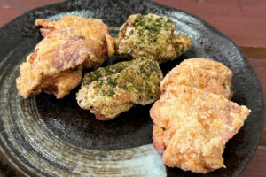 大きめでパリッとジューシー！おかずになる唐揚げ『沖縄発祥 揚げから家』｜那覇市田原