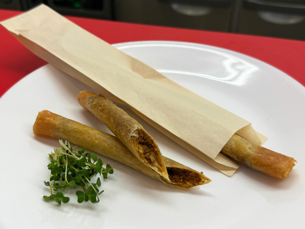 アツアツ!パリパリ!具沢山の揚げたて春巻きの専門店『飲茶てんてん』|那覇市小禄