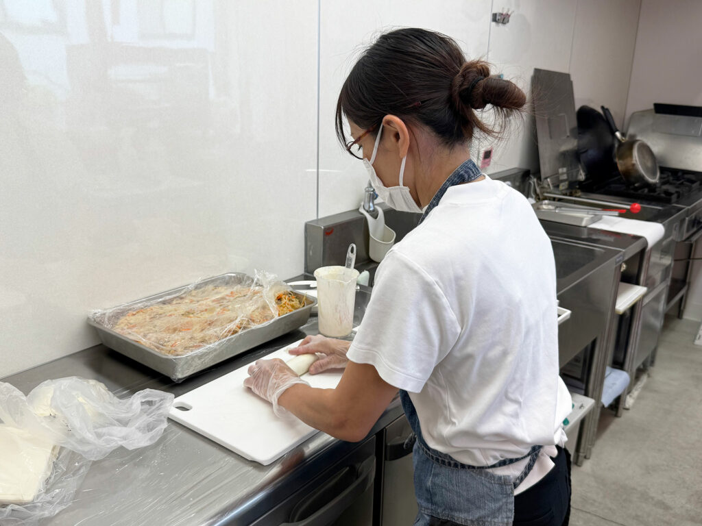 アツアツ!パリパリ!具沢山の揚げたて春巻きの専門店『飲茶てんてん』|那覇市小禄