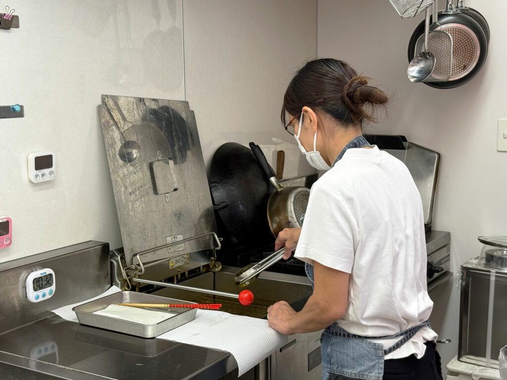 アツアツ!パリパリ!具沢山の揚げたて春巻きの専門店『飲茶てんてん』|那覇市小禄