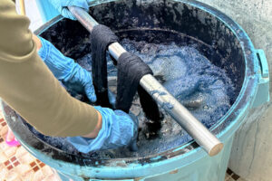 「藍染」がはじまりましたよ！【小禄クンジー研究会だより no.1】｜那覇市字小禄