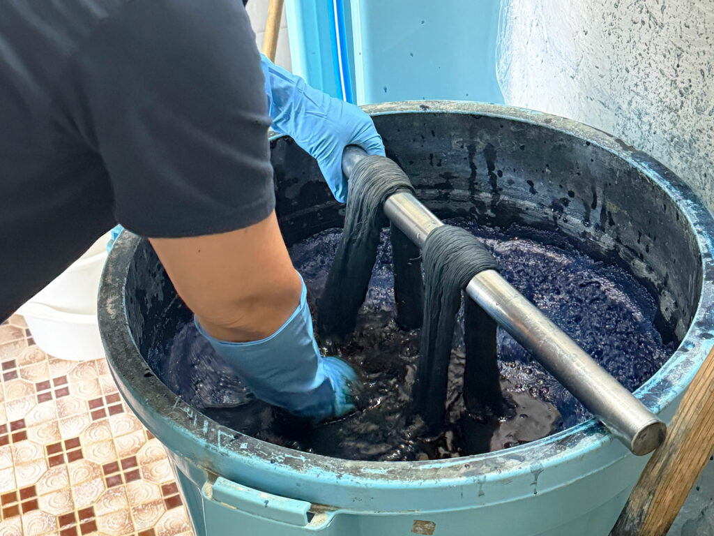 「藍染」がはじまりましたよ！【小禄クンジー研究会だより no.1】｜那覇市字小禄