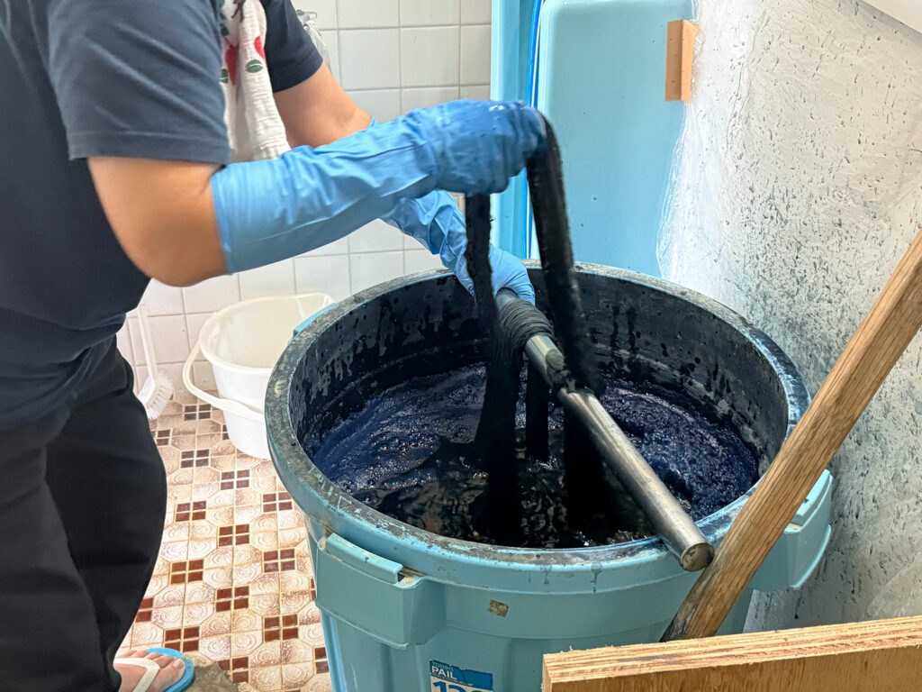 「藍染」がはじまりましたよ！【小禄クンジー研究会だより no.1】｜那覇市字小禄