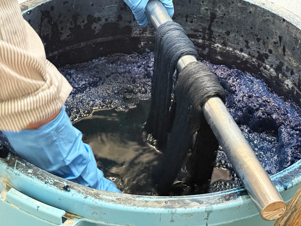 「藍染」がはじまりましたよ！【小禄クンジー研究会だより no.1】｜那覇市字小禄