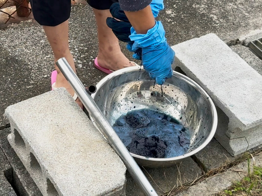 「藍染」がはじまりましたよ！【小禄クンジー研究会だより no.1】｜那覇市字小禄