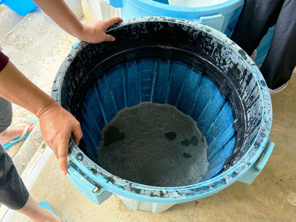 「藍染」がはじまりましたよ！【小禄クンジー研究会だより no.1】｜那覇市字小禄