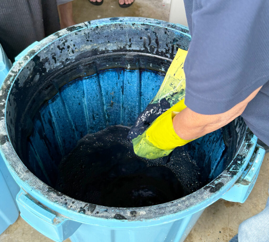 「藍染」がはじまりましたよ！【小禄クンジー研究会だより no.1】｜那覇市字小禄