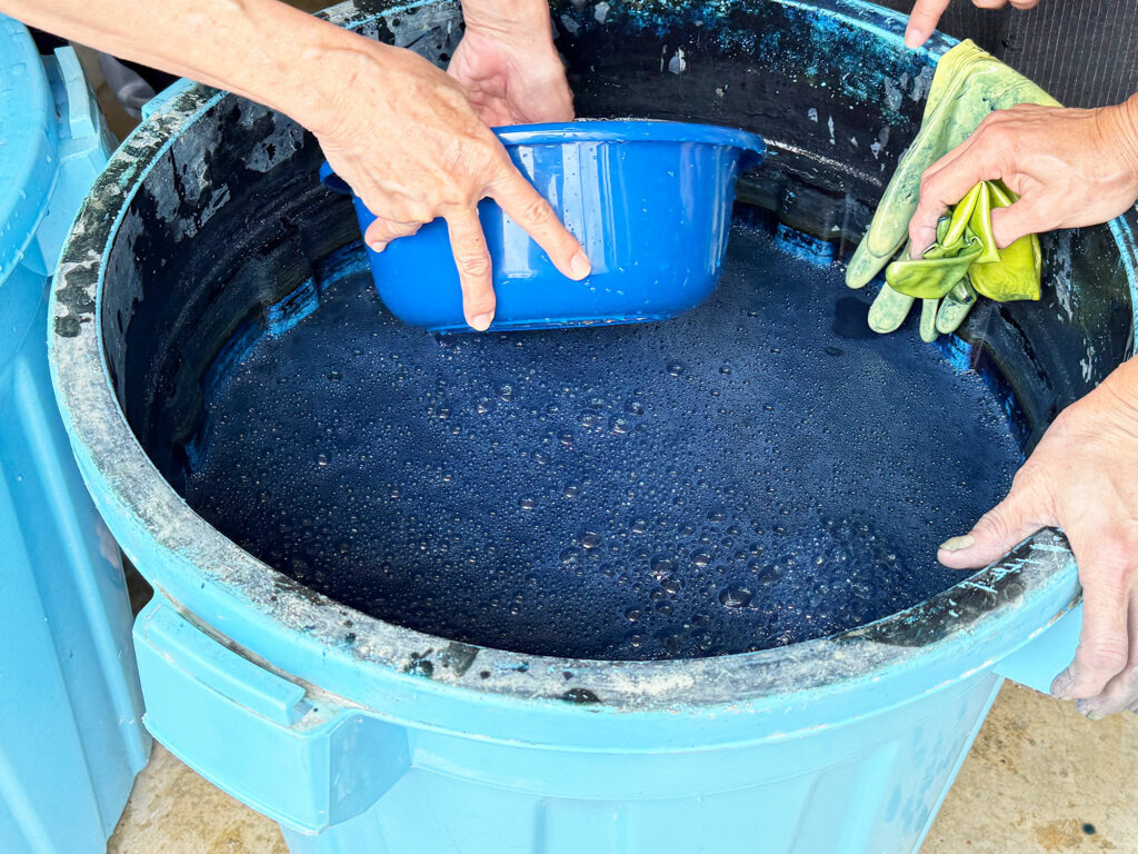 「藍染」がはじまりましたよ！【小禄クンジー研究会だより no.1】｜那覇市字小禄