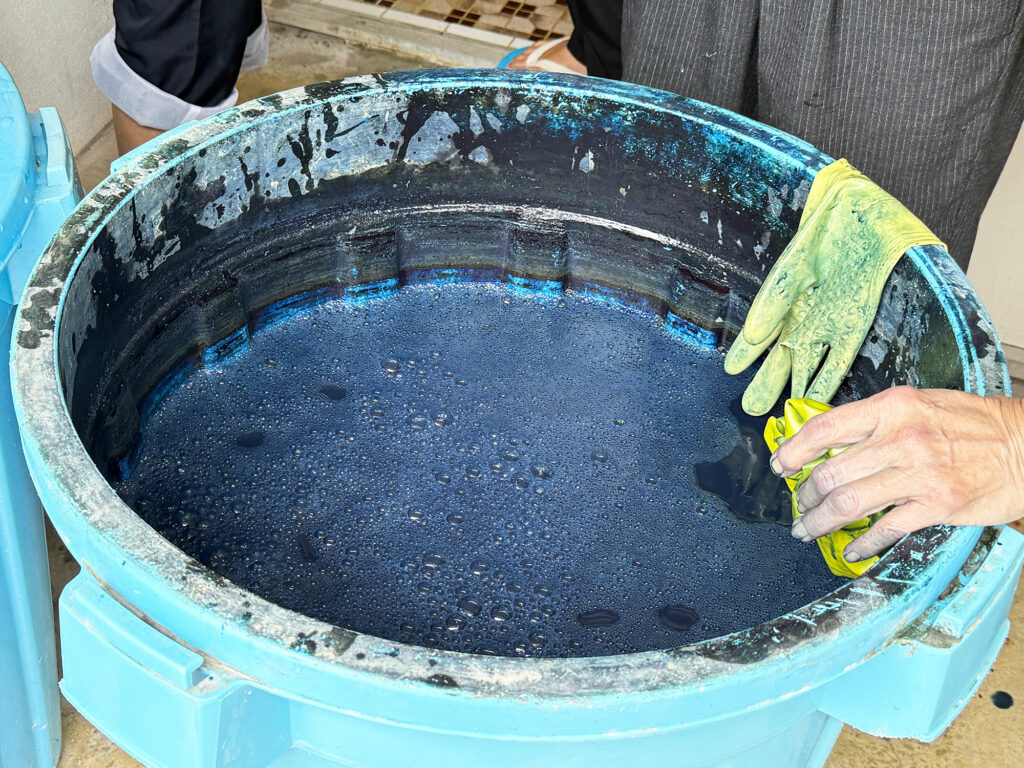 「藍染」がはじまりましたよ！【小禄クンジー研究会だより no.1】｜那覇市字小禄