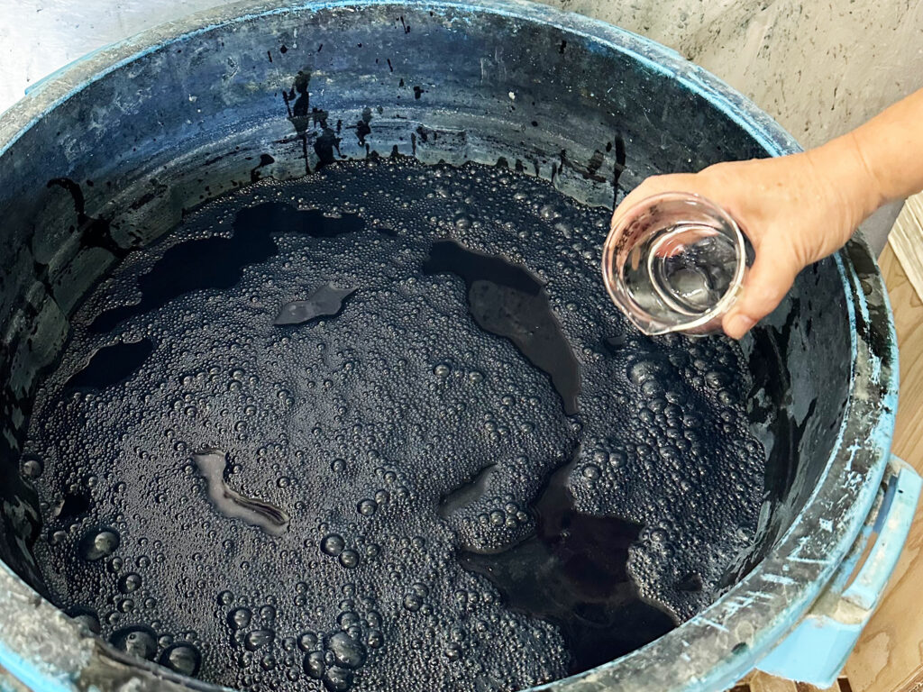 「藍染」がはじまりましたよ！【小禄クンジー研究会だより no.1】｜那覇市字小禄