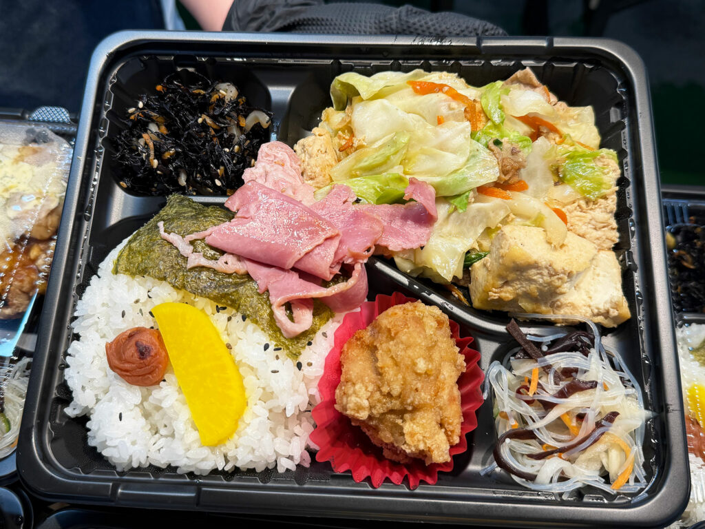 防腐剤不使用&ヘルシーな揚げ物の ”うちなー弁当” が絶品『ライズキッチン』|那覇市鏡原町