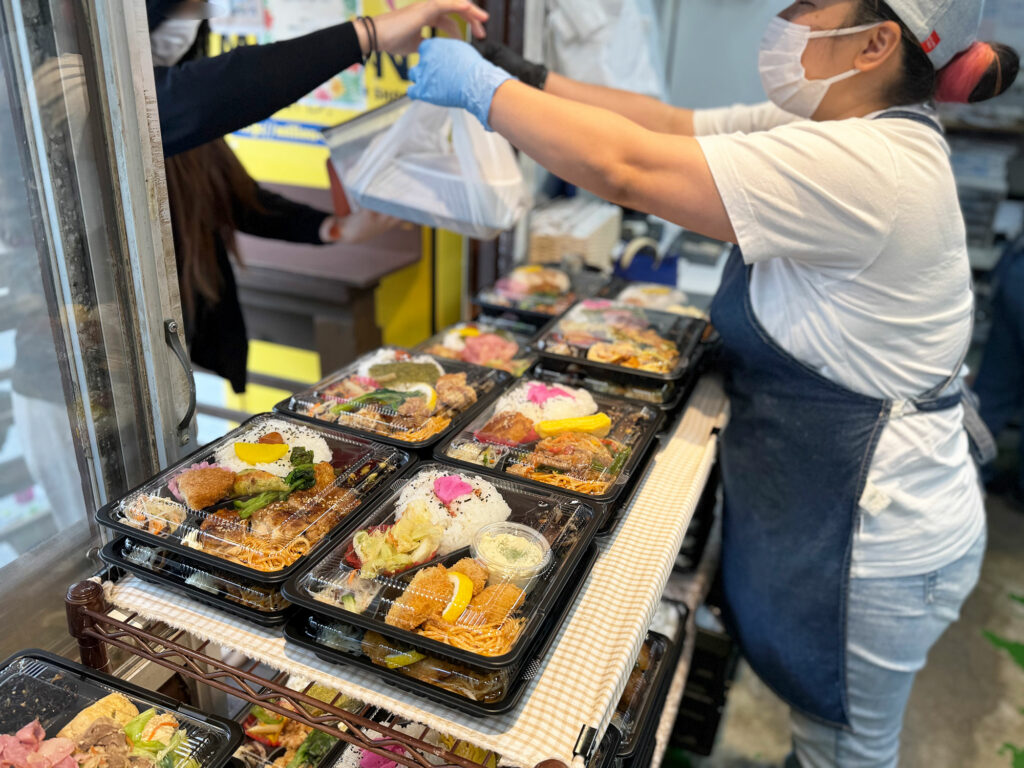 防腐剤不使用&ヘルシーな揚げ物の ”うちなー弁当” が絶品『ライズキッチン』|那覇市鏡原町