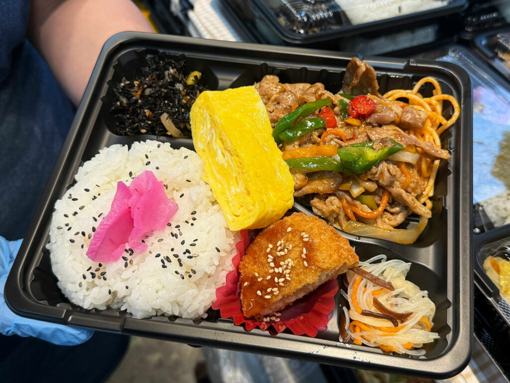 防腐剤不使用&ヘルシーな揚げ物の ”うちなー弁当” が絶品『ライズキッチン』|那覇市鏡原町