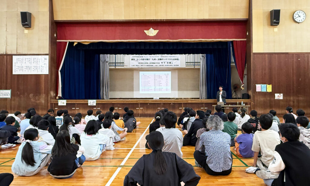 小禄小学校のシオマネキが干潟へ里帰り【前編】シオマネキについて学ぶ講演会( 2025年12月4日)|主催:漫湖水鳥・湿地センター管理運営協議会|那覇市字小禄 那覇市立小禄小学校