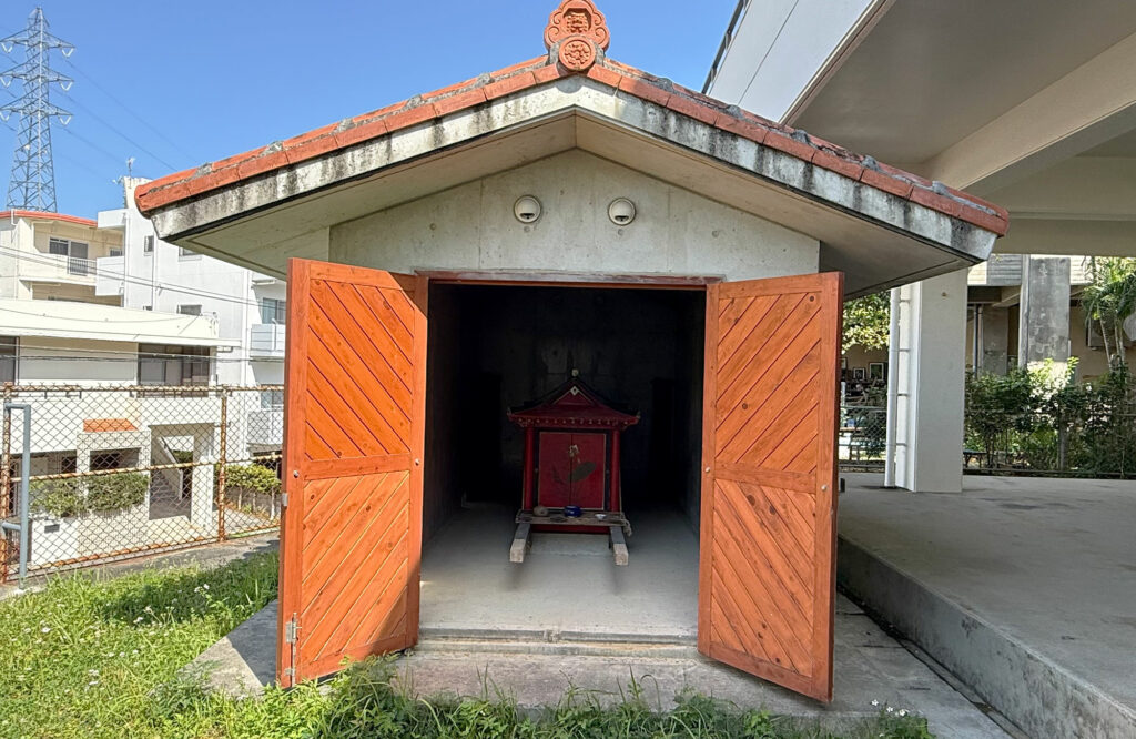 字小禄自治会館に残る『龕（ガン）と龕屋（ガンヤー）』｜那覇市小禄