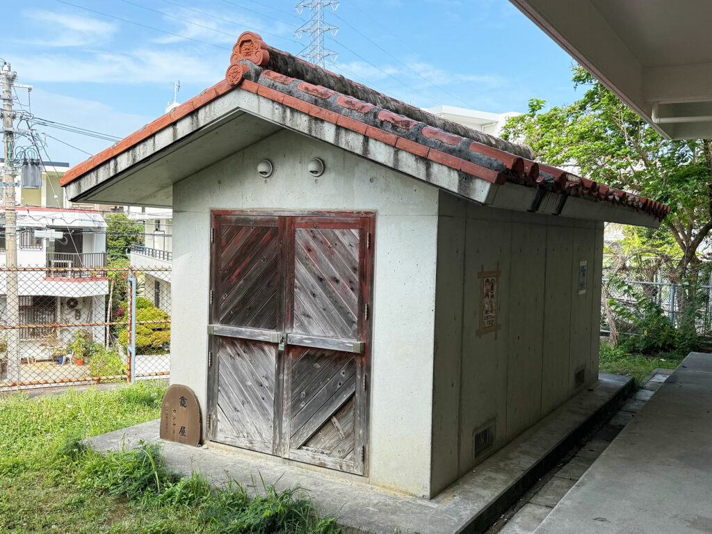 字小禄自治会館に残る『龕（ガン）と龕屋（ガンヤー）』｜那覇市小禄