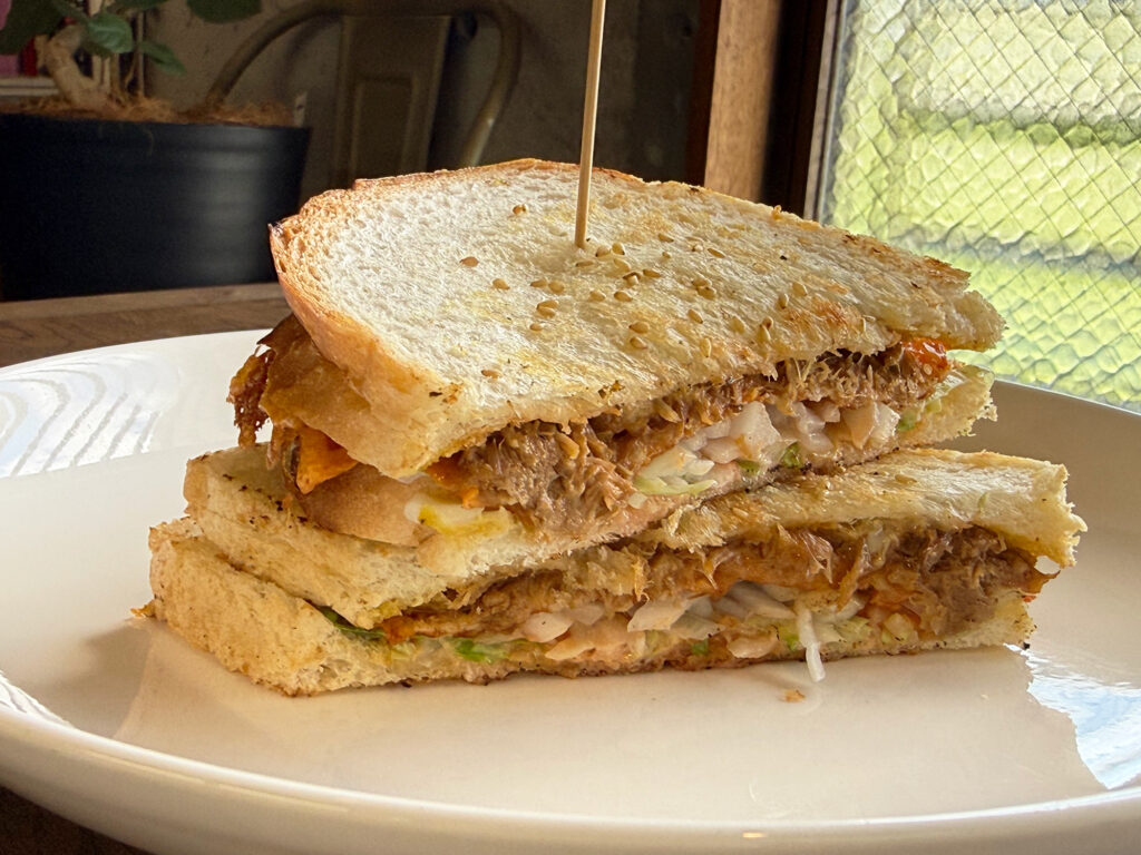 鉄板で仕上げる自家製食パンのサンドウィッチ『THE MATTO（ザ マットー）』｜那覇市赤嶺