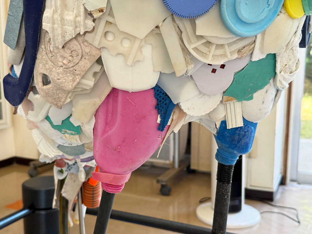 漂着ゴミのアートから”地域の未来”を考えつなぐ『つなご・みらいアートプロジェクト』|那覇市鏡原町漫湖公園