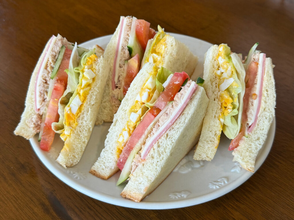 自家製パンのサンドウィッチで ゆんたくはんたく『憩いカフェ トムソーヤ』｜那覇市字小禄